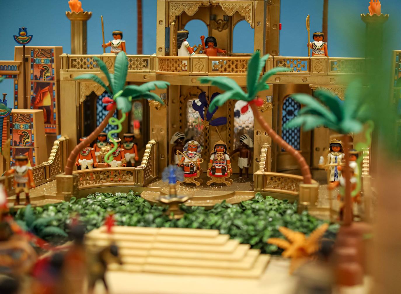 La Cofradía de los Estudiantes ha elaborado uno de los belenes más singulares que se hayan visto en la ciudad con un tamaño de 20 metros de ancho y más de 1.000 figuras