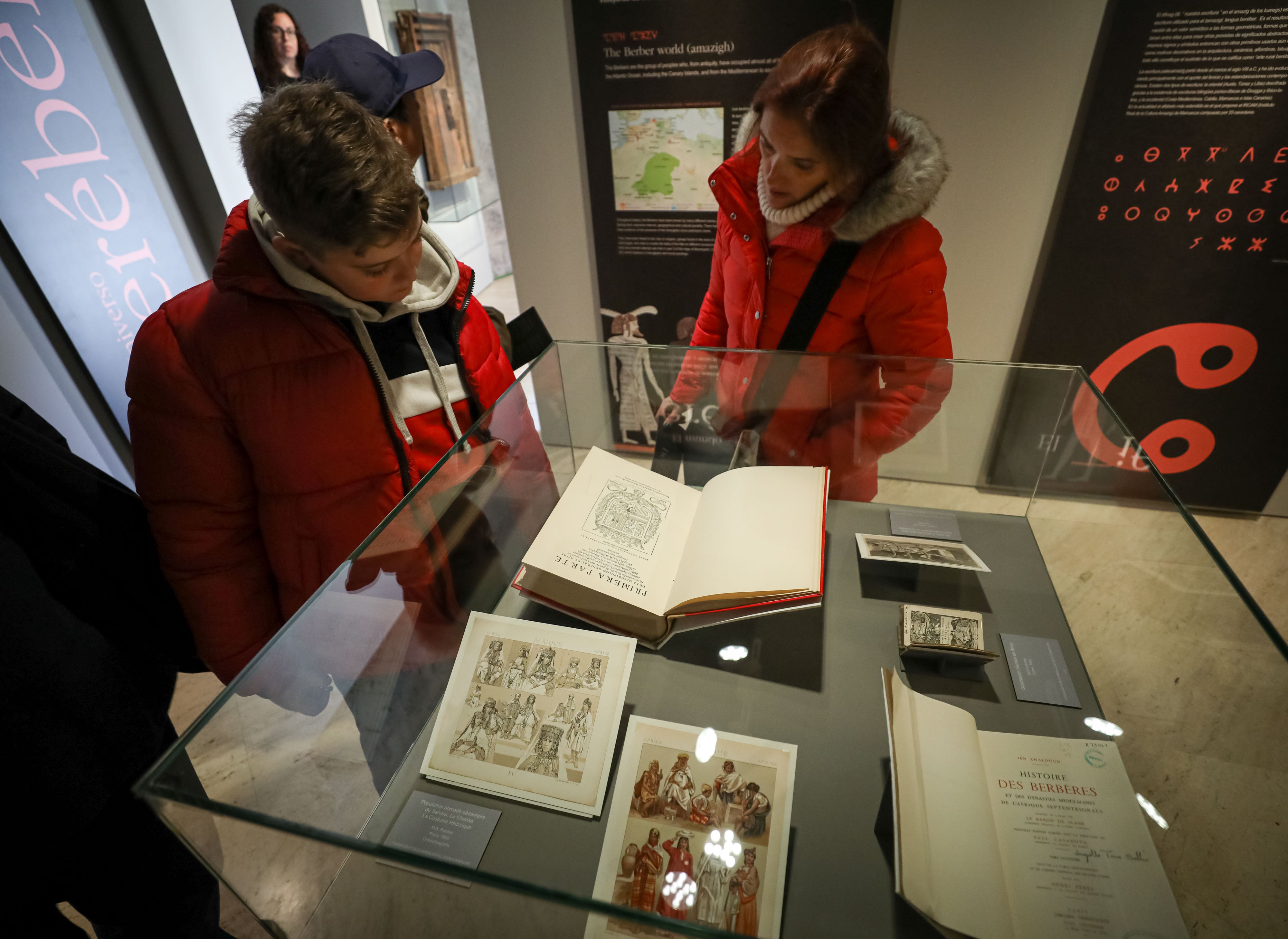 La muestra, expuesta en la Alhambra, ha sido inaugurada por la reina Letizia | Está compuesta de 300 piezas donadas por una familia de Marruecos y por distintos museos