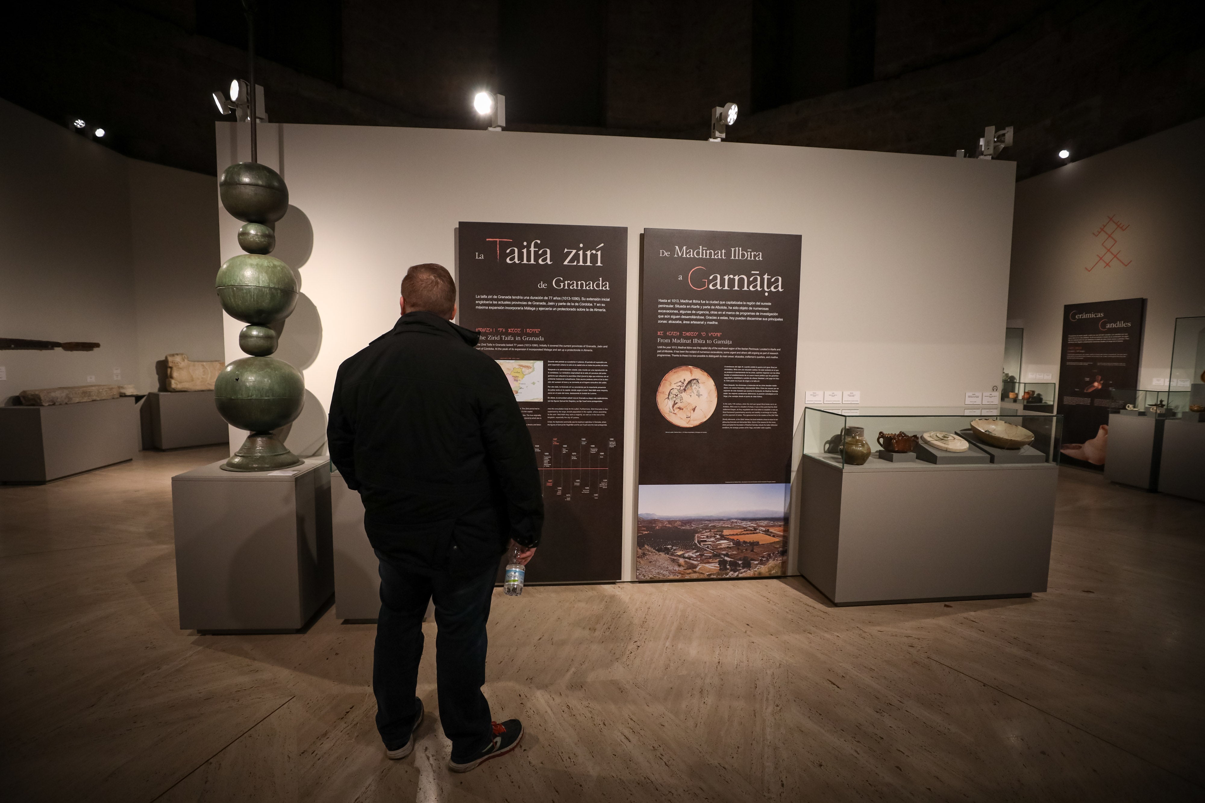 La muestra, expuesta en la Alhambra, ha sido inaugurada por la reina Letizia | Está compuesta de 300 piezas donadas por una familia de Marruecos y por distintos museos