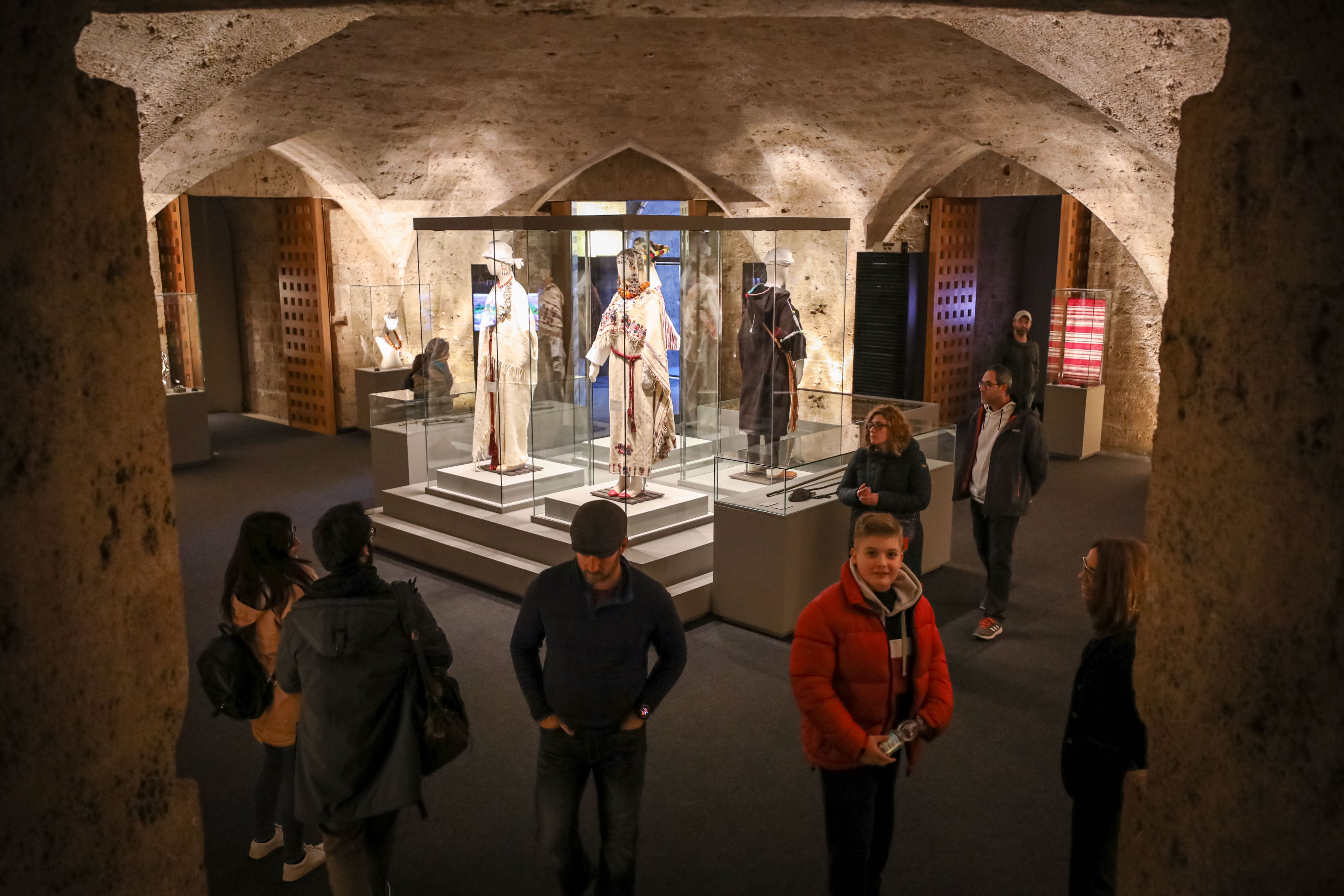 La muestra, expuesta en la Alhambra, ha sido inaugurada por la reina Letizia | Está compuesta de 300 piezas donadas por una familia de Marruecos y por distintos museos