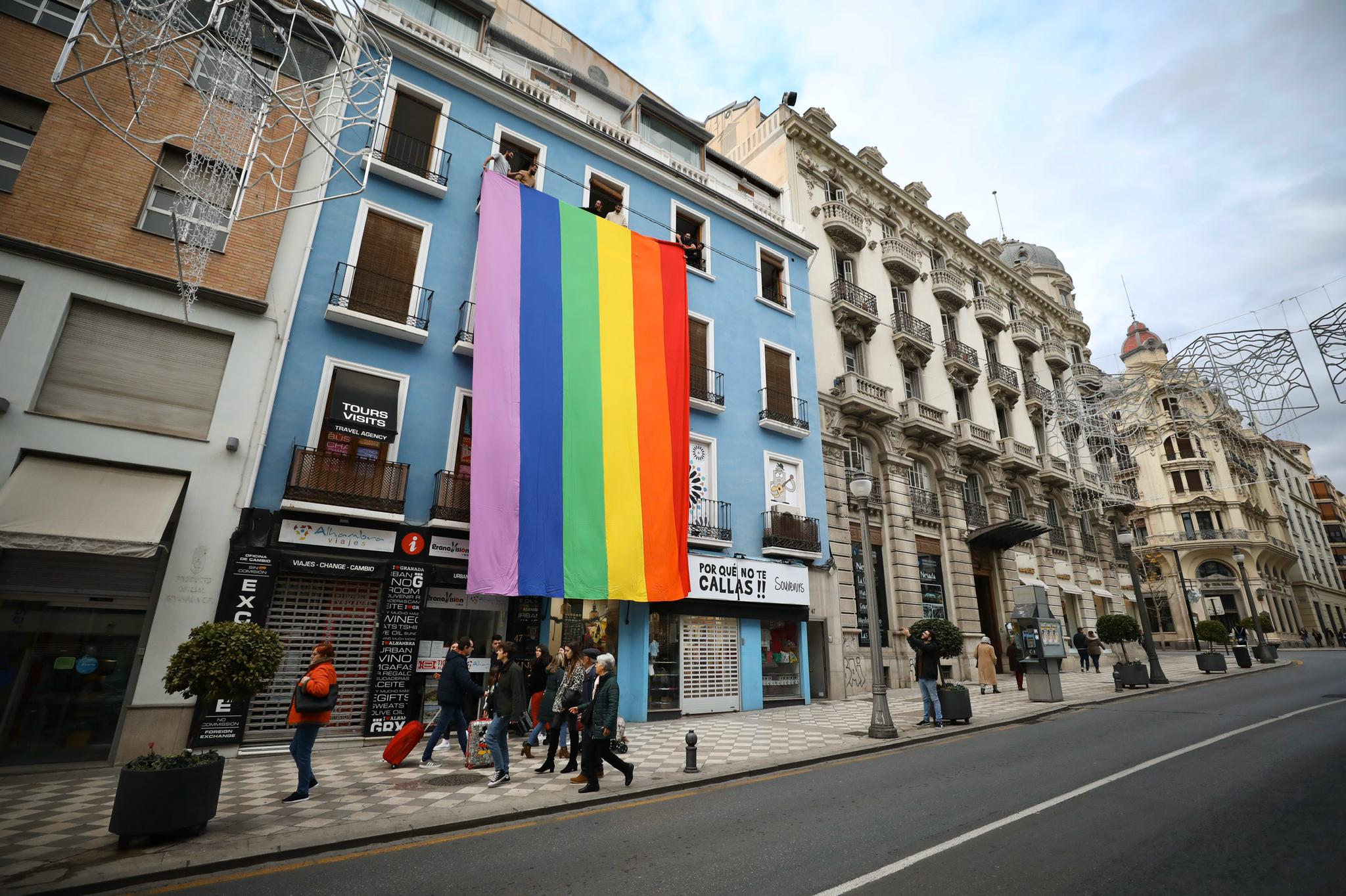 La espontánea reivindicación ha partido de un grupo de granadinos «que ni siquiera nos conocíamos» y que se han convocado a través de las redes sociales para desplegar este símbolo como protesta a la eliminación de los arcoíris de los semáforos por parte del Ayuntamiento de Granada