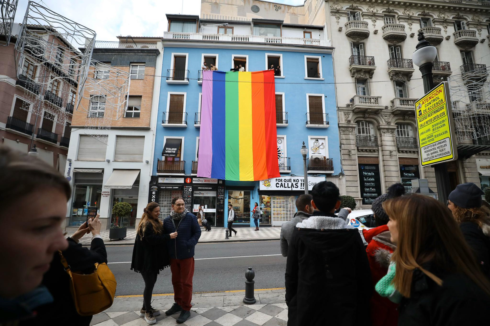 La espontánea reivindicación ha partido de un grupo de granadinos «que ni siquiera nos conocíamos» y que se han convocado a través de las redes sociales para desplegar este símbolo como protesta a la eliminación de los arcoíris de los semáforos por parte del Ayuntamiento de Granada