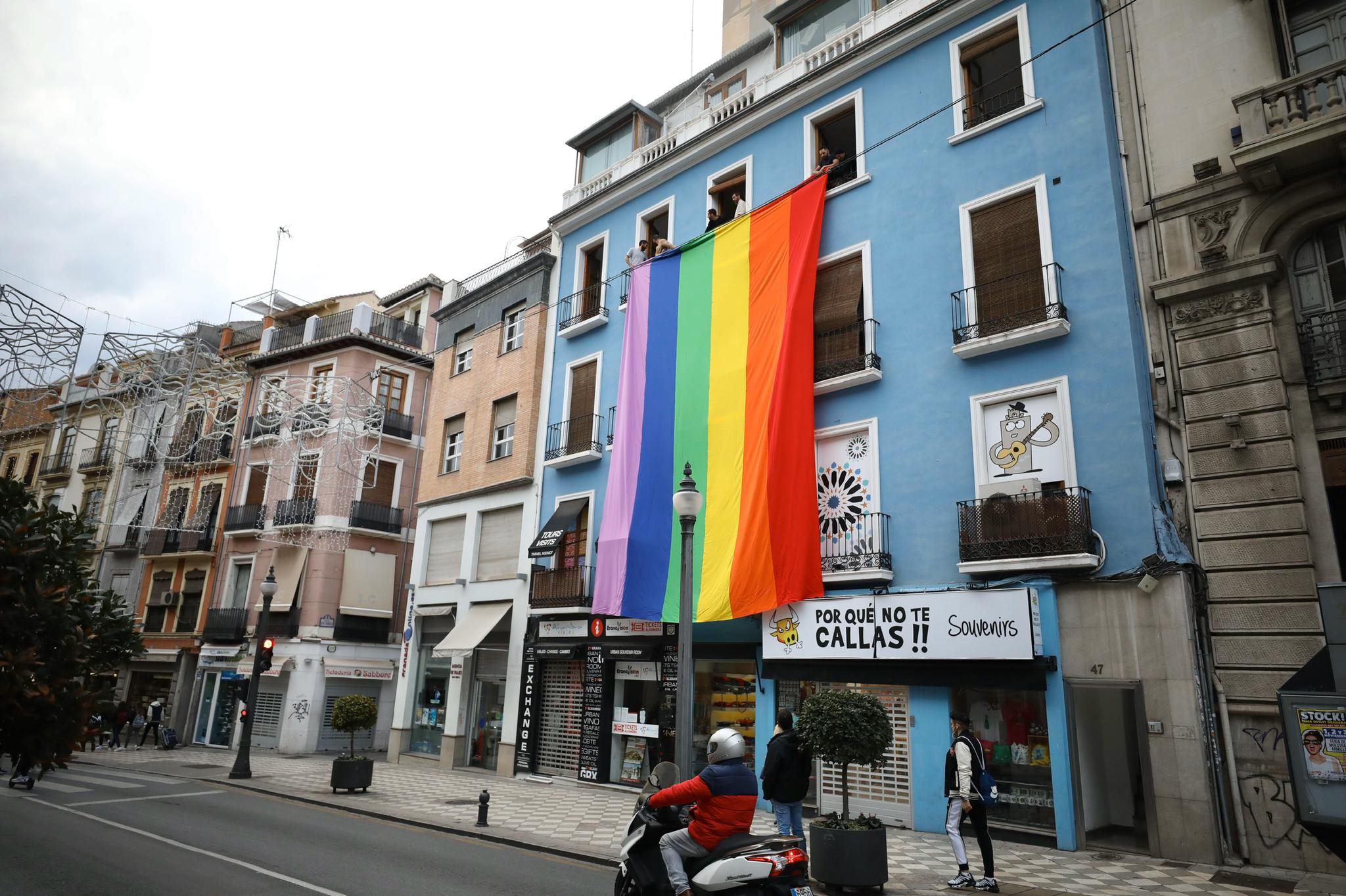 La espontánea reivindicación ha partido de un grupo de granadinos «que ni siquiera nos conocíamos» y que se han convocado a través de las redes sociales para desplegar este símbolo como protesta a la eliminación de los arcoíris de los semáforos por parte del Ayuntamiento de Granada
