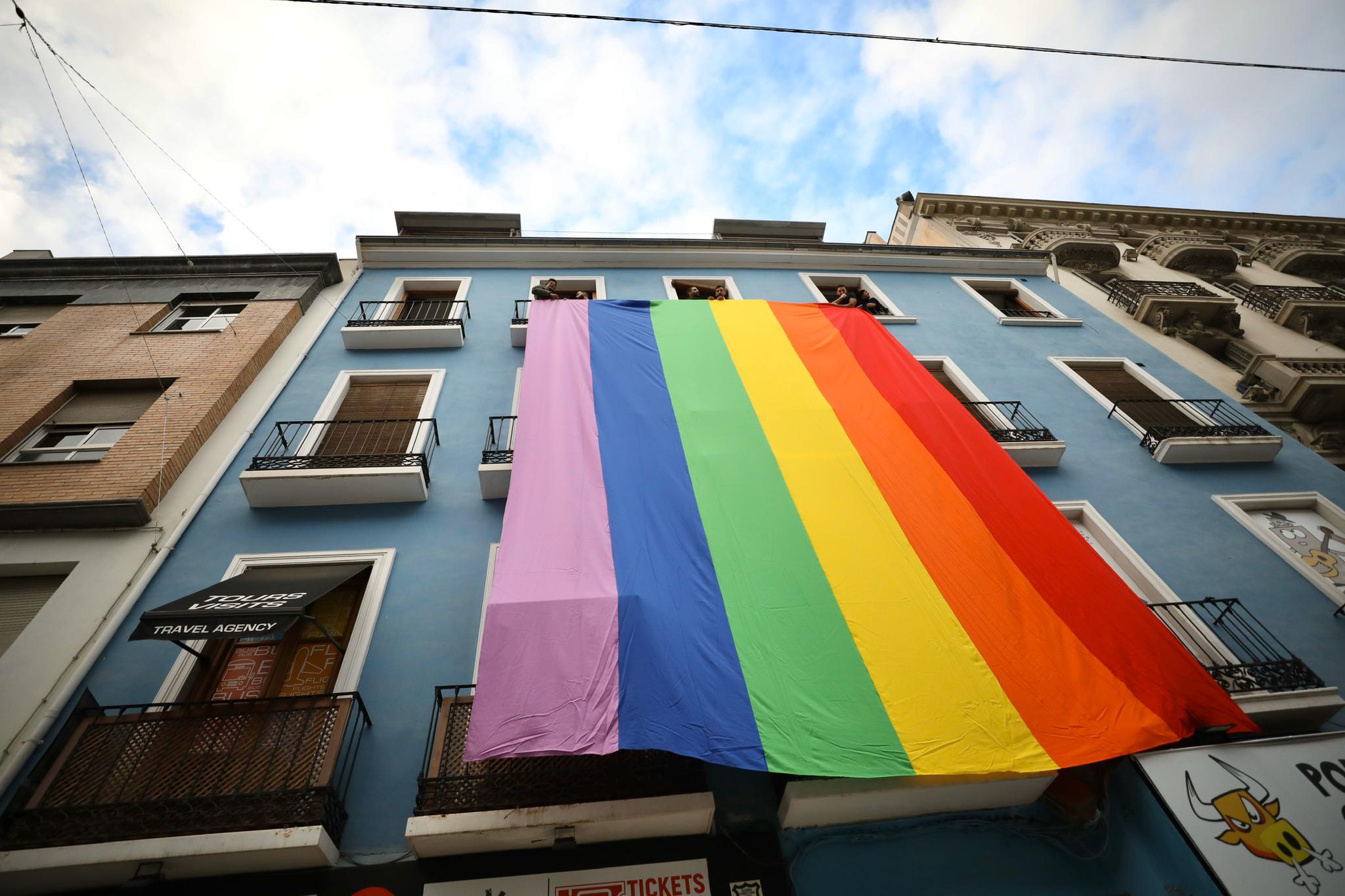 La espontánea reivindicación ha partido de un grupo de granadinos «que ni siquiera nos conocíamos» y que se han convocado a través de las redes sociales para desplegar este símbolo como protesta a la eliminación de los arcoíris de los semáforos por parte del Ayuntamiento de Granada