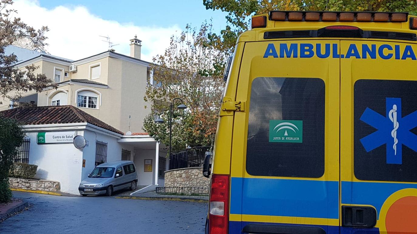 Ambulancia ante el centro de salud de Bélmez de la Moraleda. 