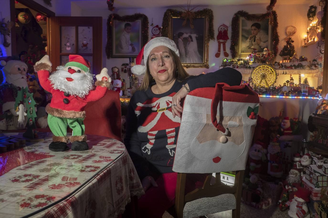 Inmaculada Herrera expone cada año en su vivienda más de 6.000 piezas de decoración navideña