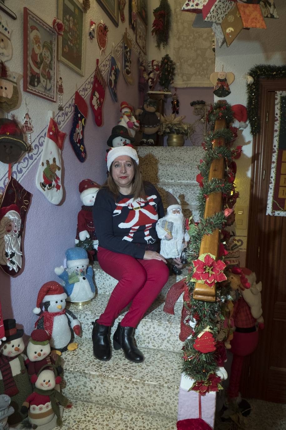Inmaculada Herrera expone cada año en su vivienda más de 6.000 piezas de decoración navideña