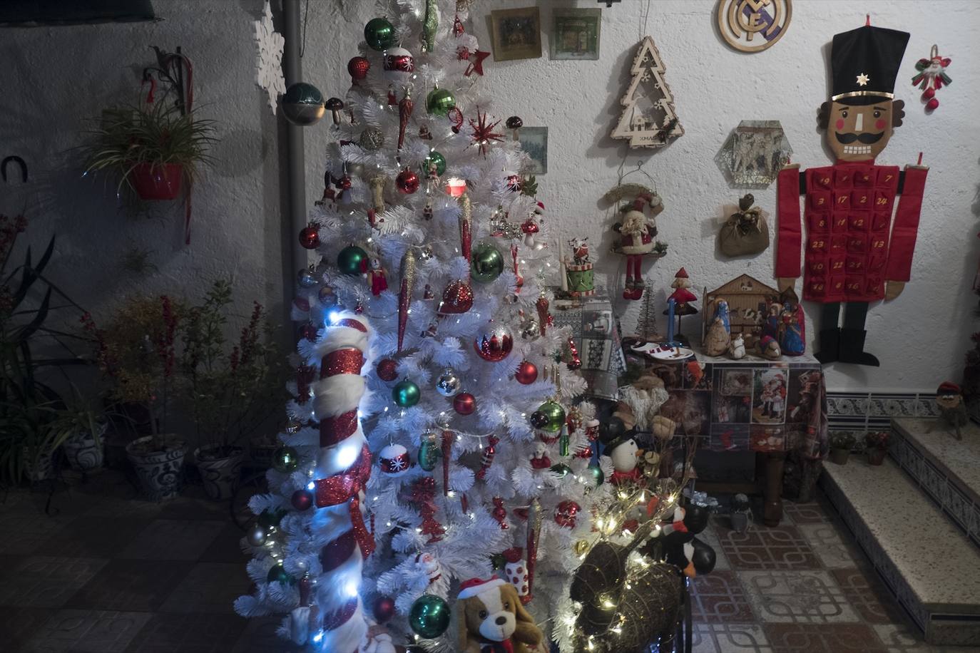 Inmaculada Herrera expone cada año en su vivienda más de 6.000 piezas de decoración navideña