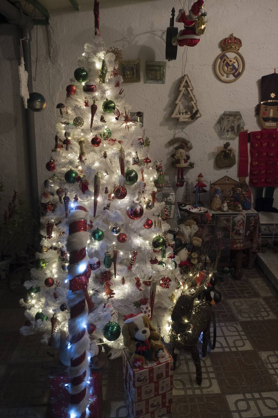Inmaculada Herrera expone cada año en su vivienda más de 6.000 piezas de decoración navideña