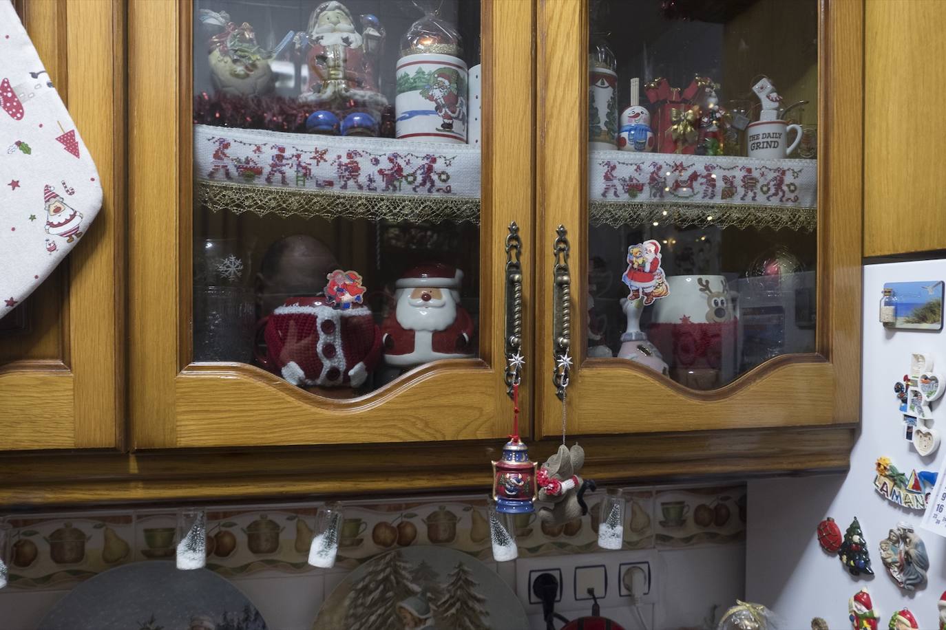 Inmaculada Herrera expone cada año en su vivienda más de 6.000 piezas de decoración navideña