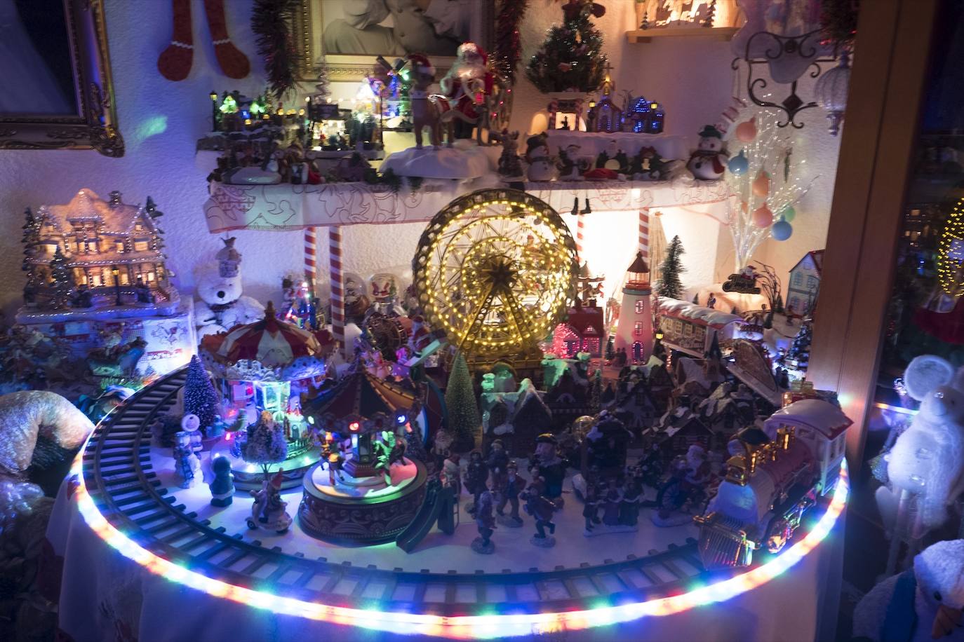 Inmaculada Herrera expone cada año en su vivienda más de 6.000 piezas de decoración navideña