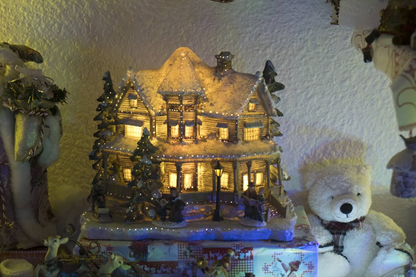 Inmaculada Herrera expone cada año en su vivienda más de 6.000 piezas de decoración navideña