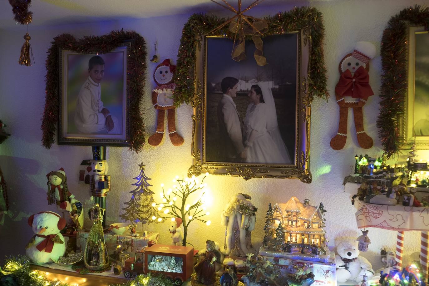 Inmaculada Herrera expone cada año en su vivienda más de 6.000 piezas de decoración navideña