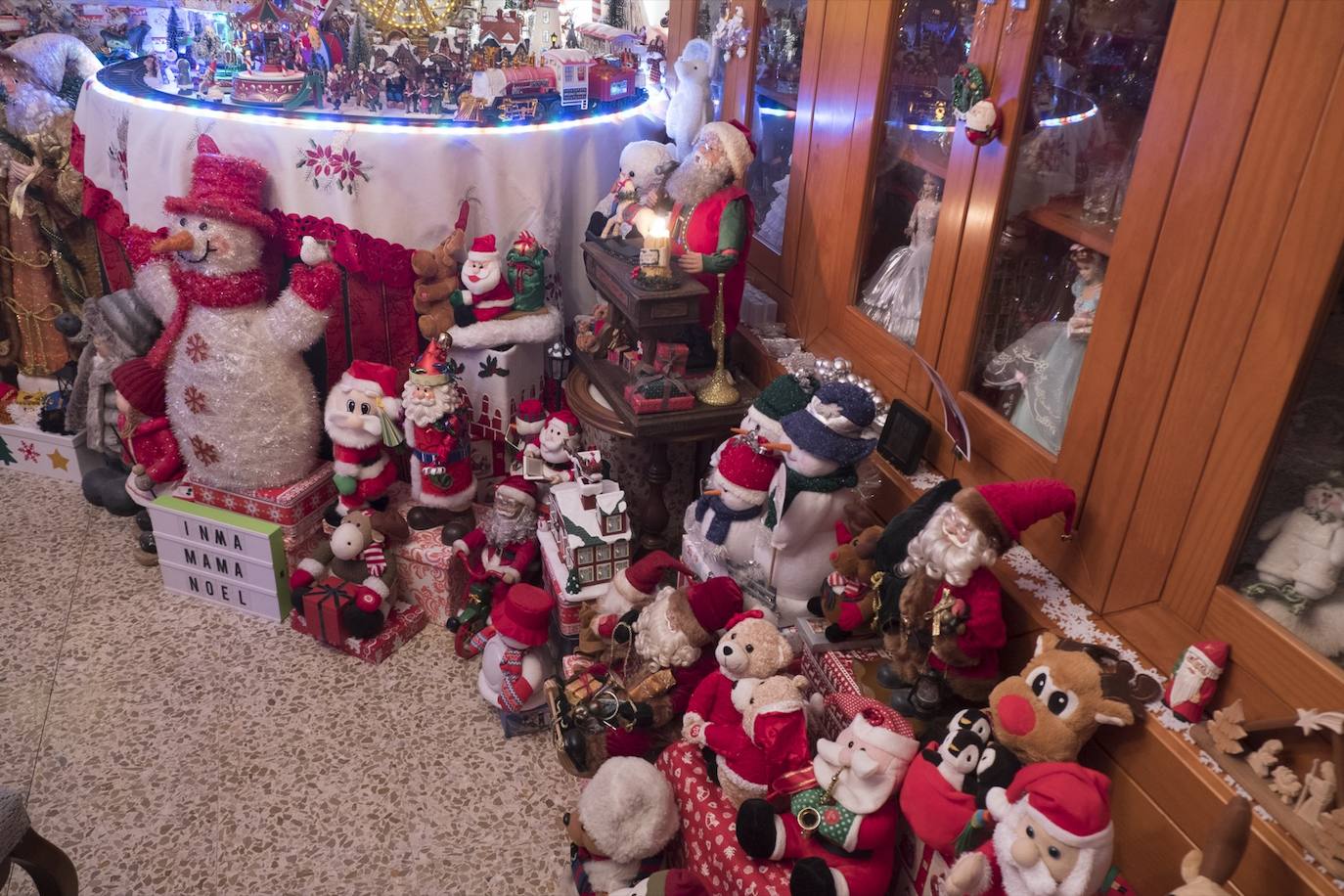 Inmaculada Herrera expone cada año en su vivienda más de 6.000 piezas de decoración navideña