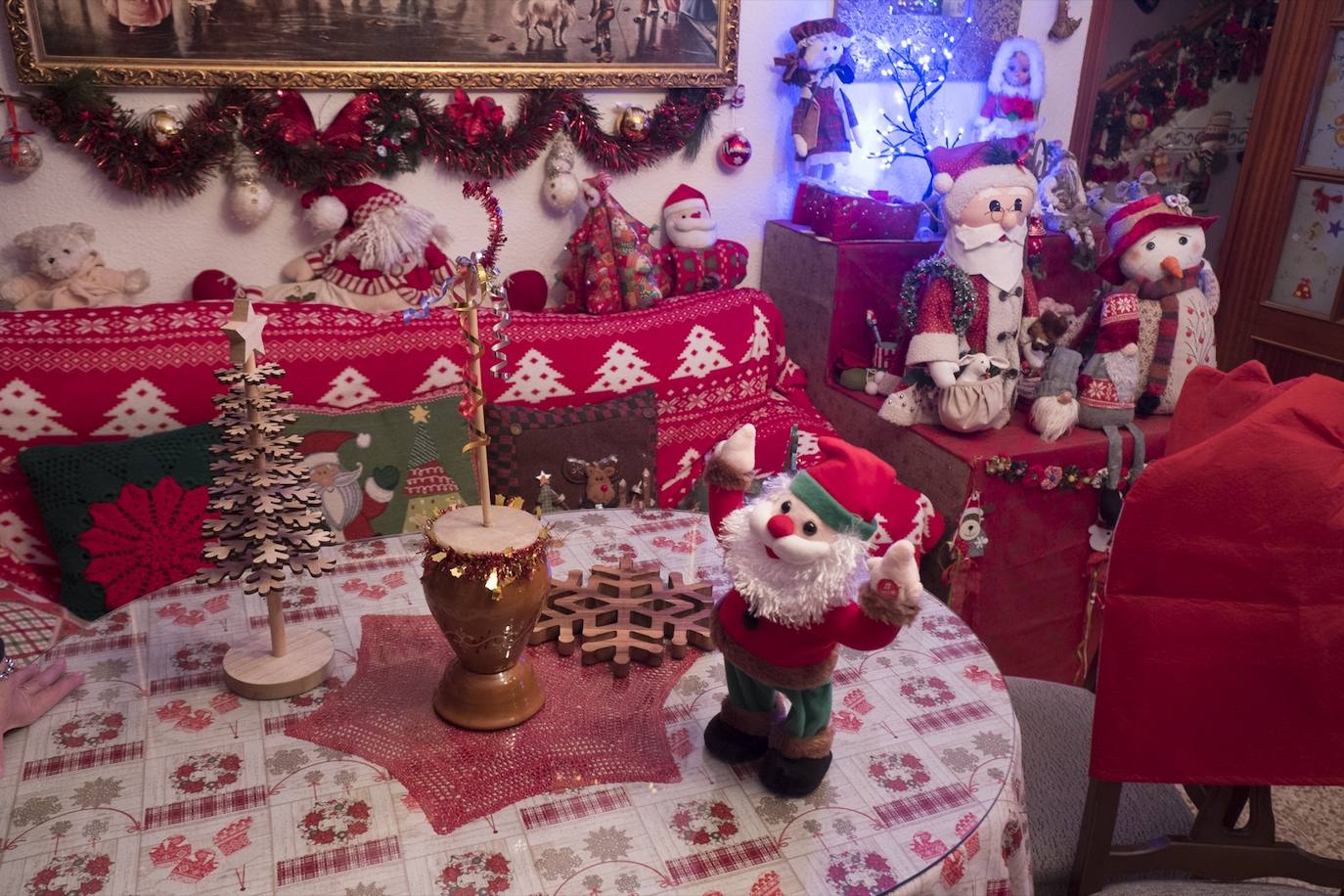 Inmaculada Herrera expone cada año en su vivienda más de 6.000 piezas de decoración navideña
