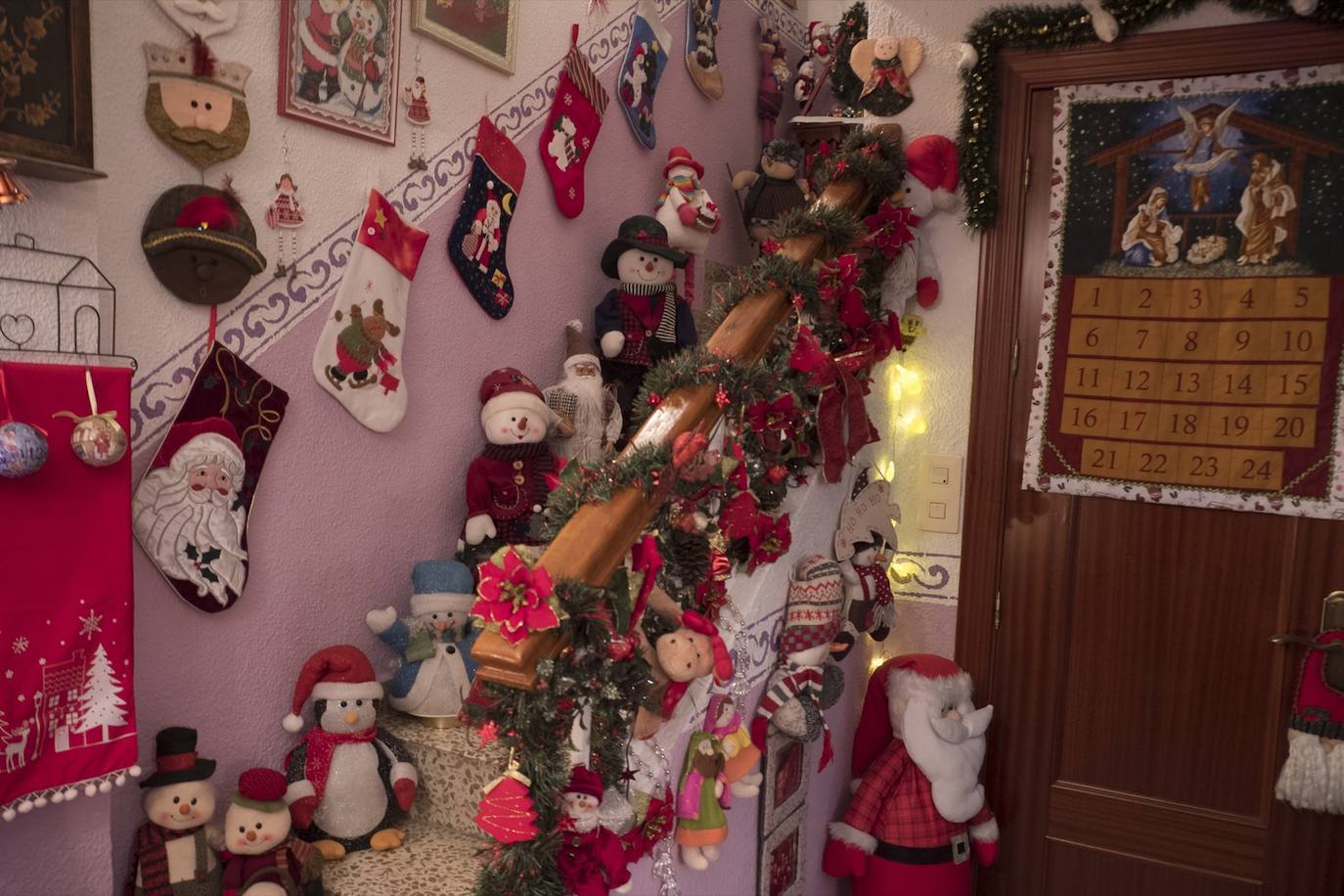 Inmaculada Herrera expone cada año en su vivienda más de 6.000 piezas de decoración navideña