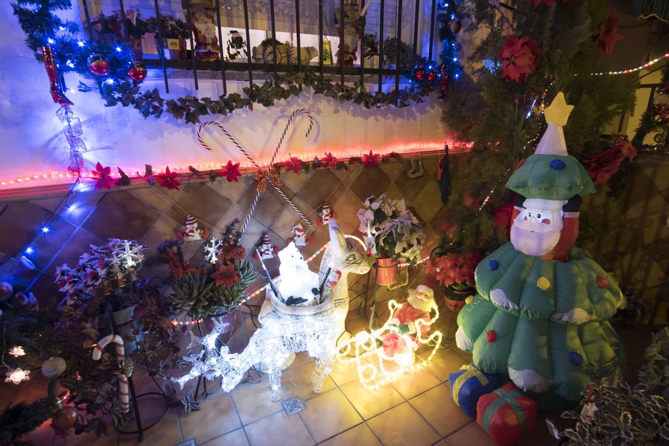 Inmaculada Herrera expone cada año en su vivienda más de 6.000 piezas de decoración navideña