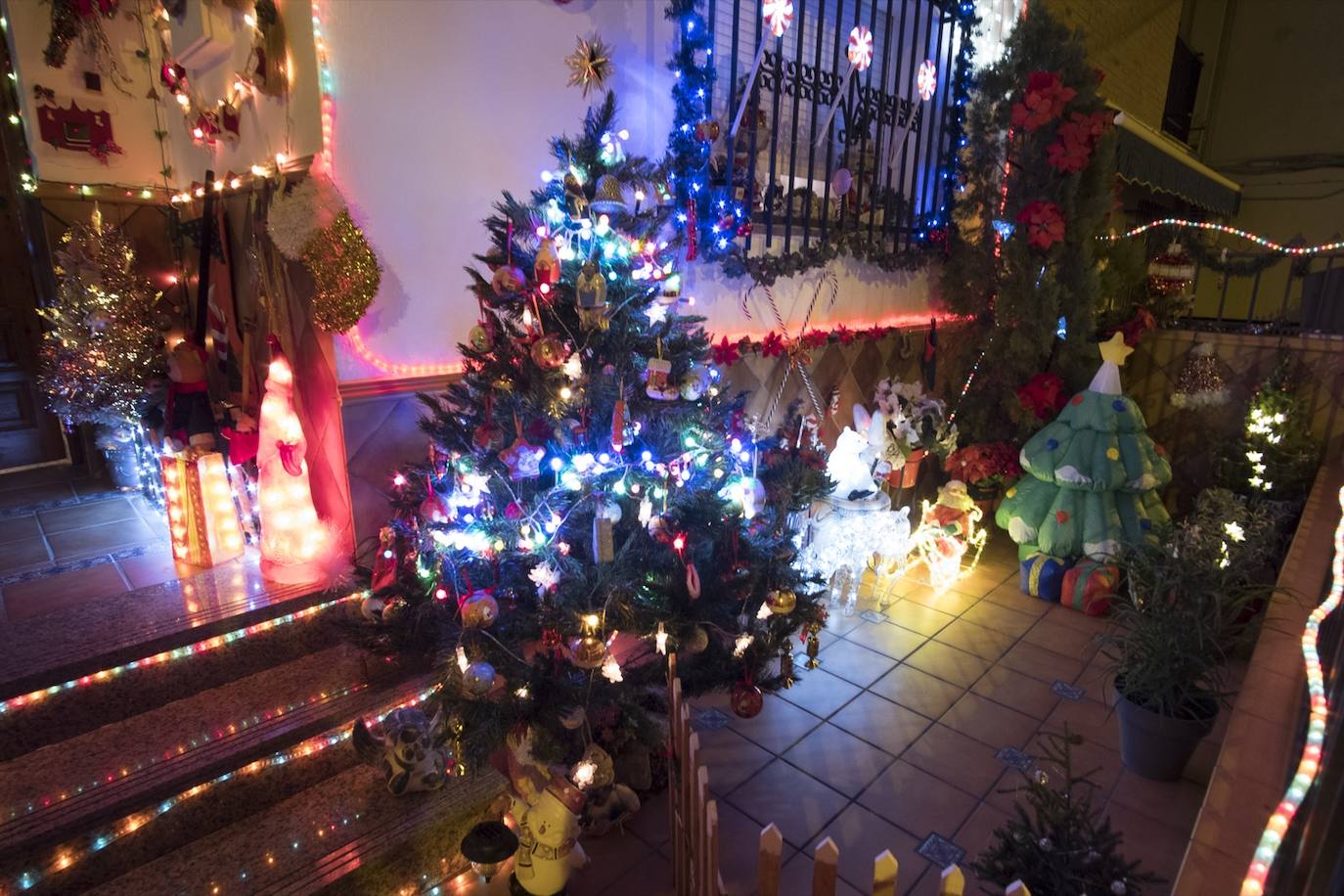 Inmaculada Herrera expone cada año en su vivienda más de 6.000 piezas de decoración navideña