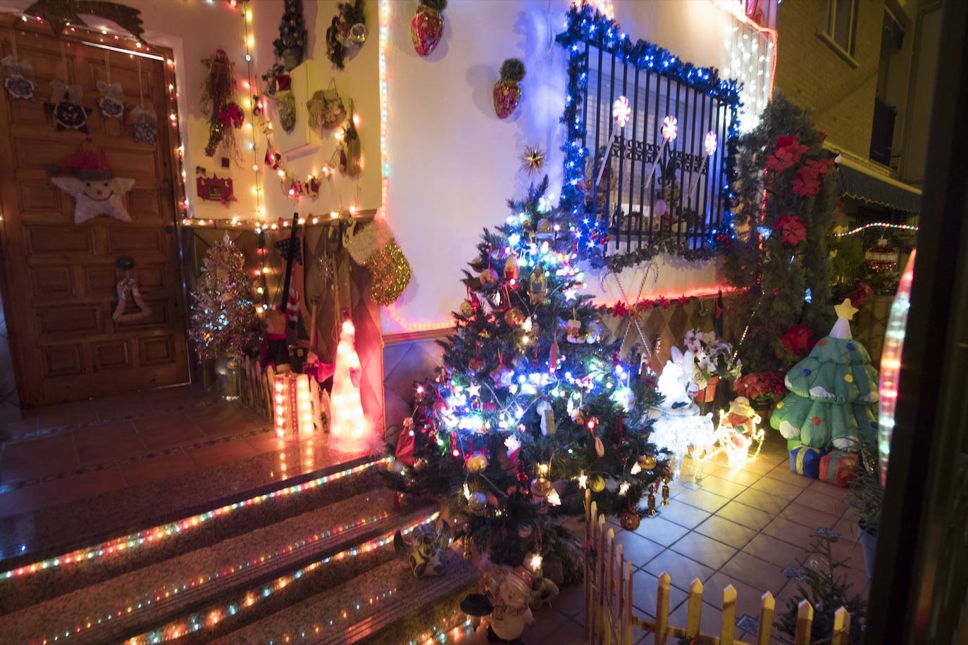 Inmaculada Herrera expone cada año en su vivienda más de 6.000 piezas de decoración navideña