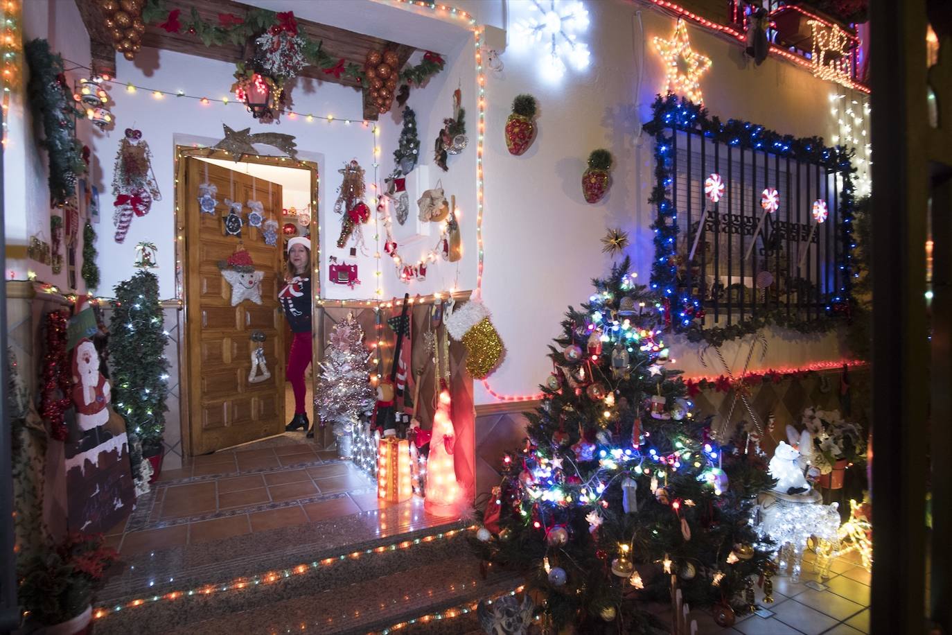 Inmaculada Herrera expone cada año en su vivienda más de 6.000 piezas de decoración navideña