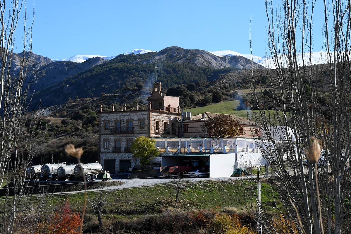 El cortijo y venta del Hervidero, con la réplica de la torre de la Vela en su tejado