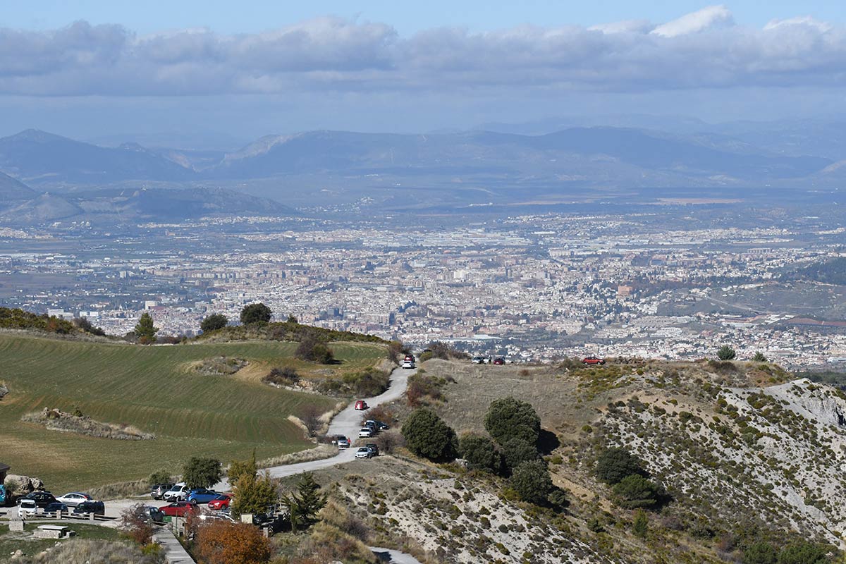 eEl aparcamiento de la Espartera, en domingo, es donde se concentran excursionistas que se dirigen a diferentes lugares. 