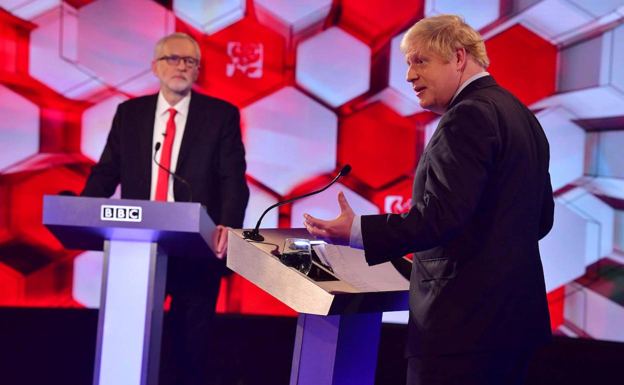 Boris Johnson (dcha) responde a una pregunta en el debate cara a cara con Jeremy Corbyn.