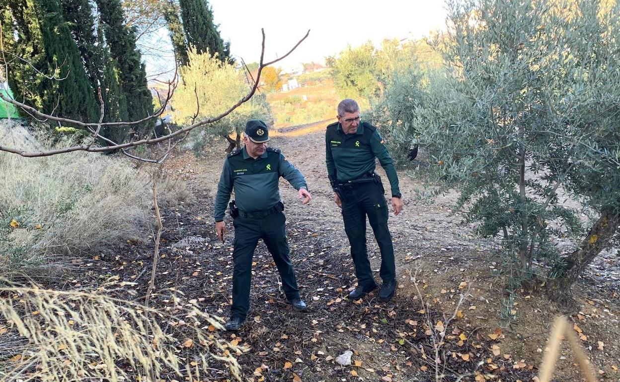 Agentes de la Guardia Civil señalan la zona en la que ha sido hallada. 