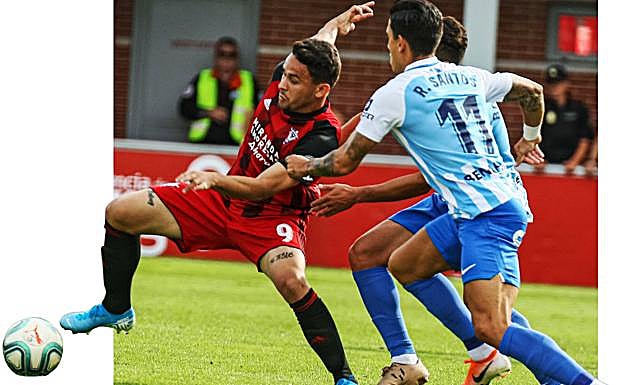 Encuentro entre el Mirandés y el Málaga en el Estadio de Anduva. 