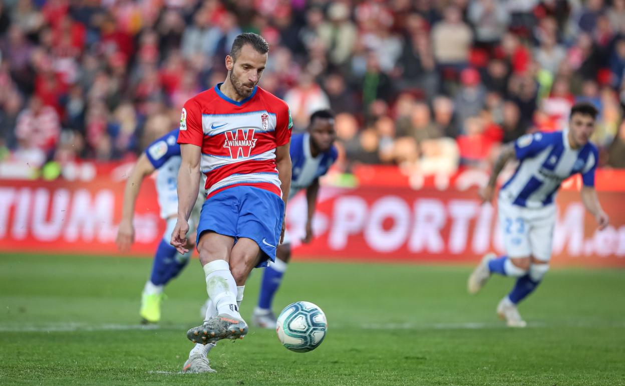 Roberto Soldado transforma su penalti para el 2-0. 