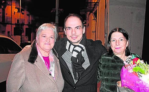 Alberto Conejero entre su madre Isabel y su tía la actriz Pepi Higueras. 