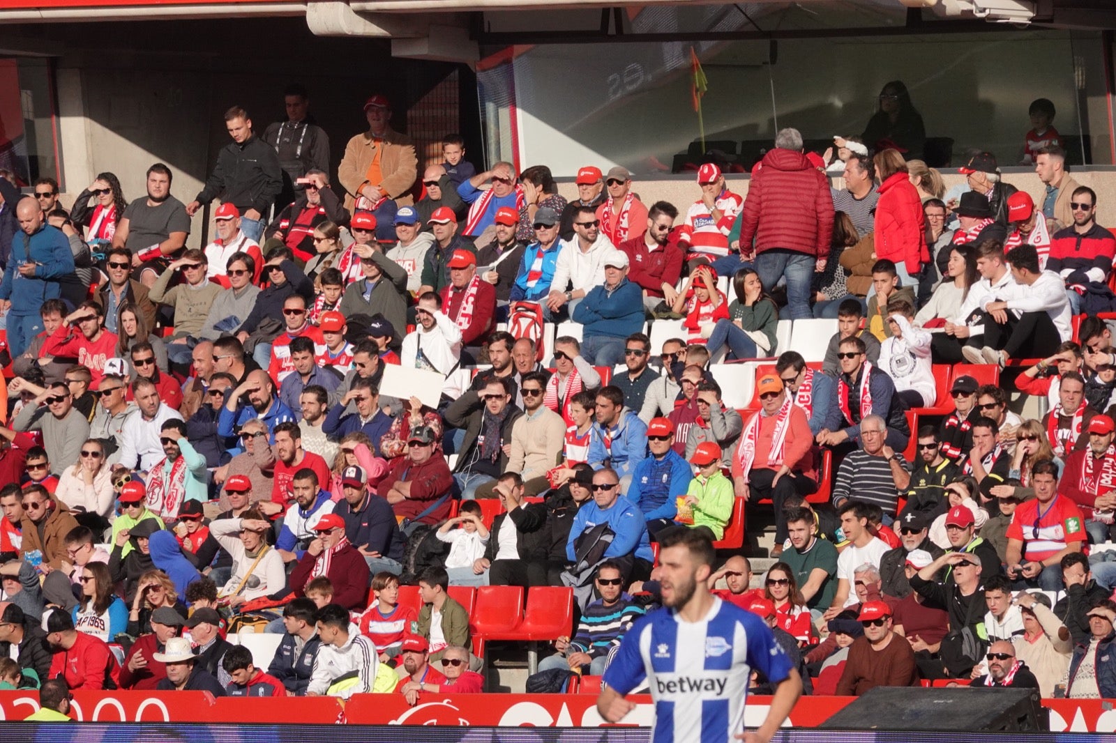 Echamos un vistazo a la grada para recopilar las mejores fotos de la afición. 