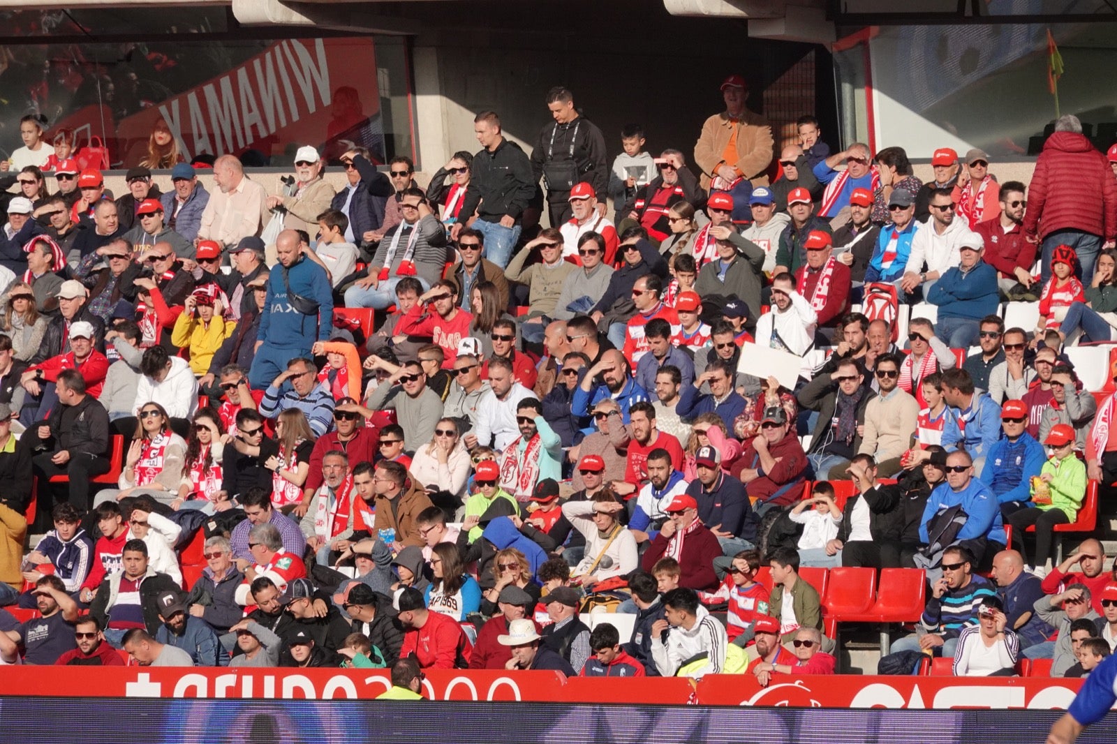 Echamos un vistazo a la grada para recopilar las mejores fotos de la afición. 