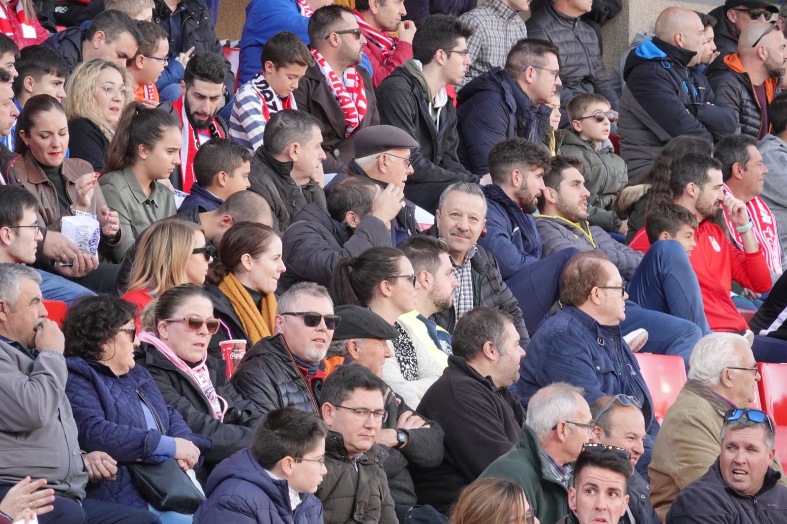 Echamos un vistazo a la grada para recopilar las mejores fotos de la afición. 