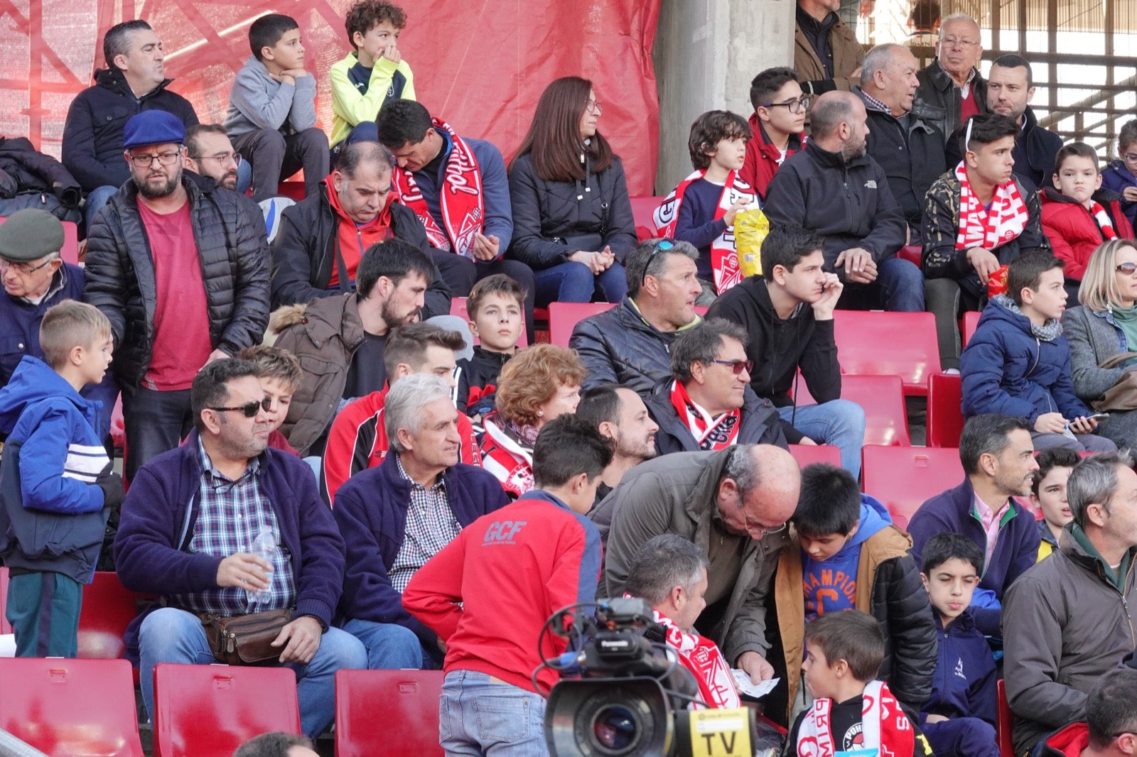 Echamos un vistazo a la grada para recopilar las mejores fotos de la afición. 