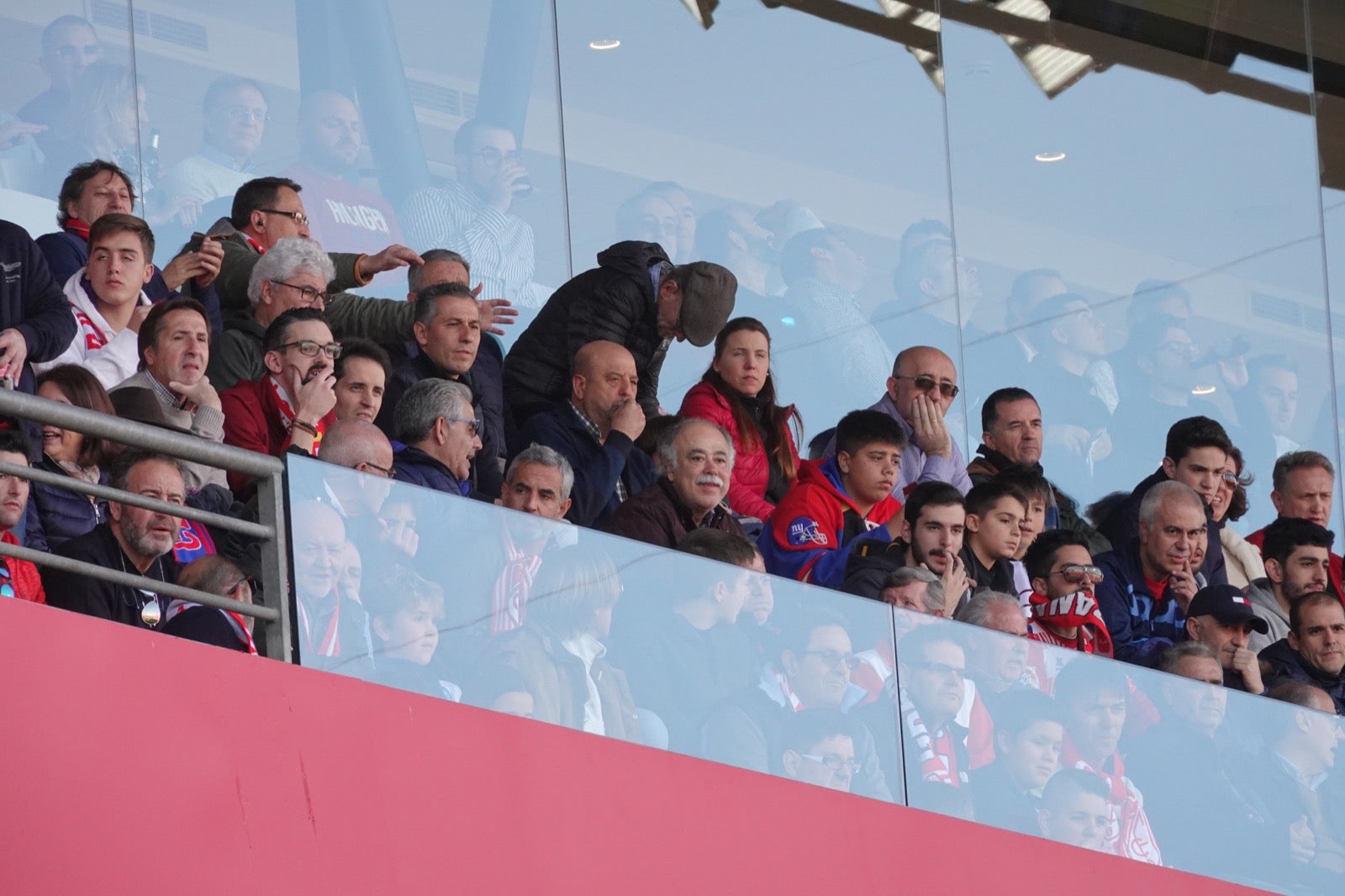 Echamos un vistazo a la grada para recopilar las mejores fotos de la afición. 