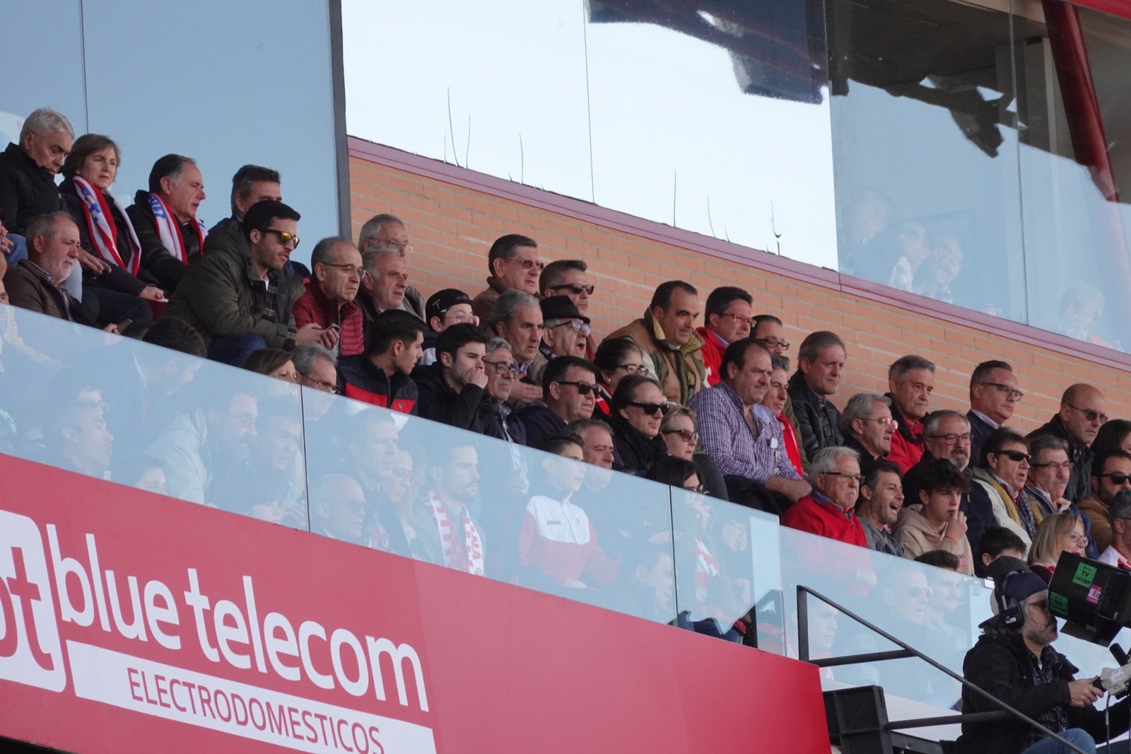 Echamos un vistazo a la grada para recopilar las mejores fotos de la afición. 