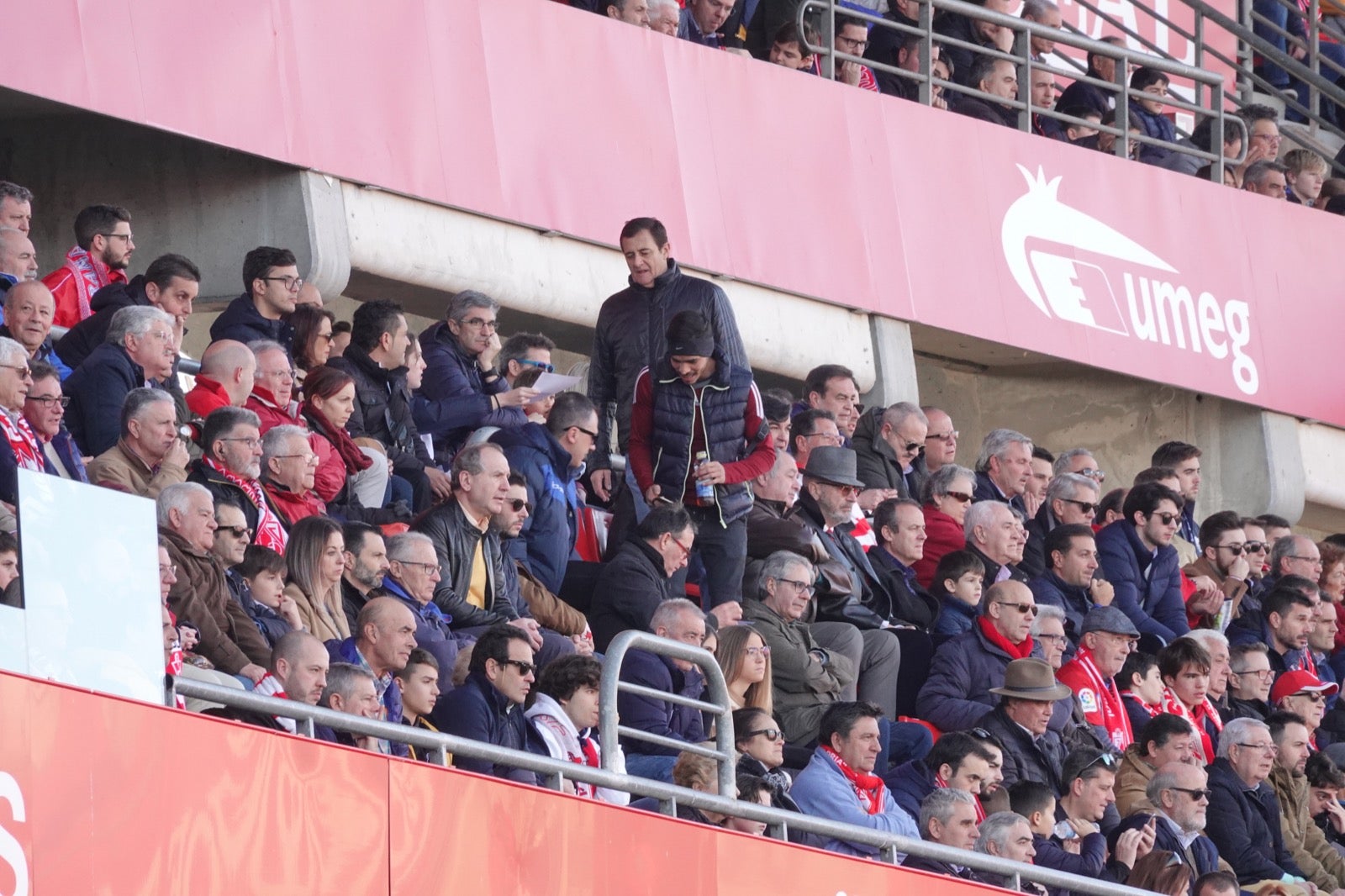 Echamos un vistazo a la grada para recopilar las mejores fotos de la afición. 