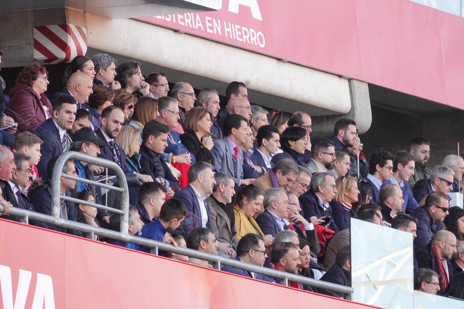 Echamos un vistazo a la grada para recopilar las mejores fotos de la afición. 