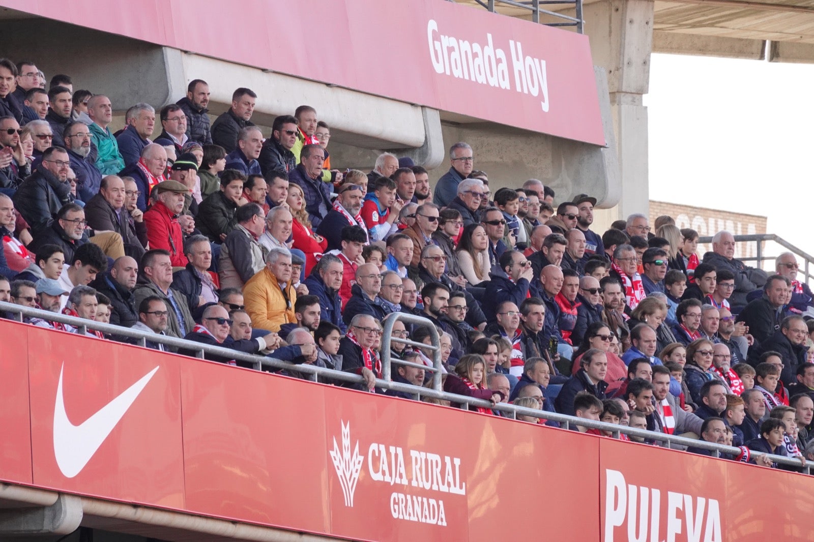 Echamos un vistazo a la grada para recopilar las mejores fotos de la afición. 