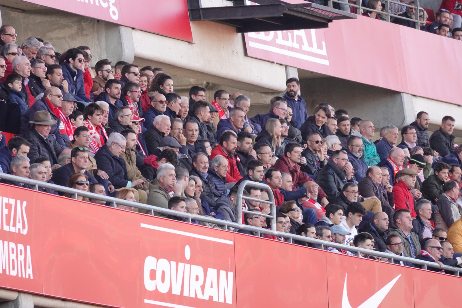 Echamos un vistazo a la grada para recopilar las mejores fotos de la afición. 