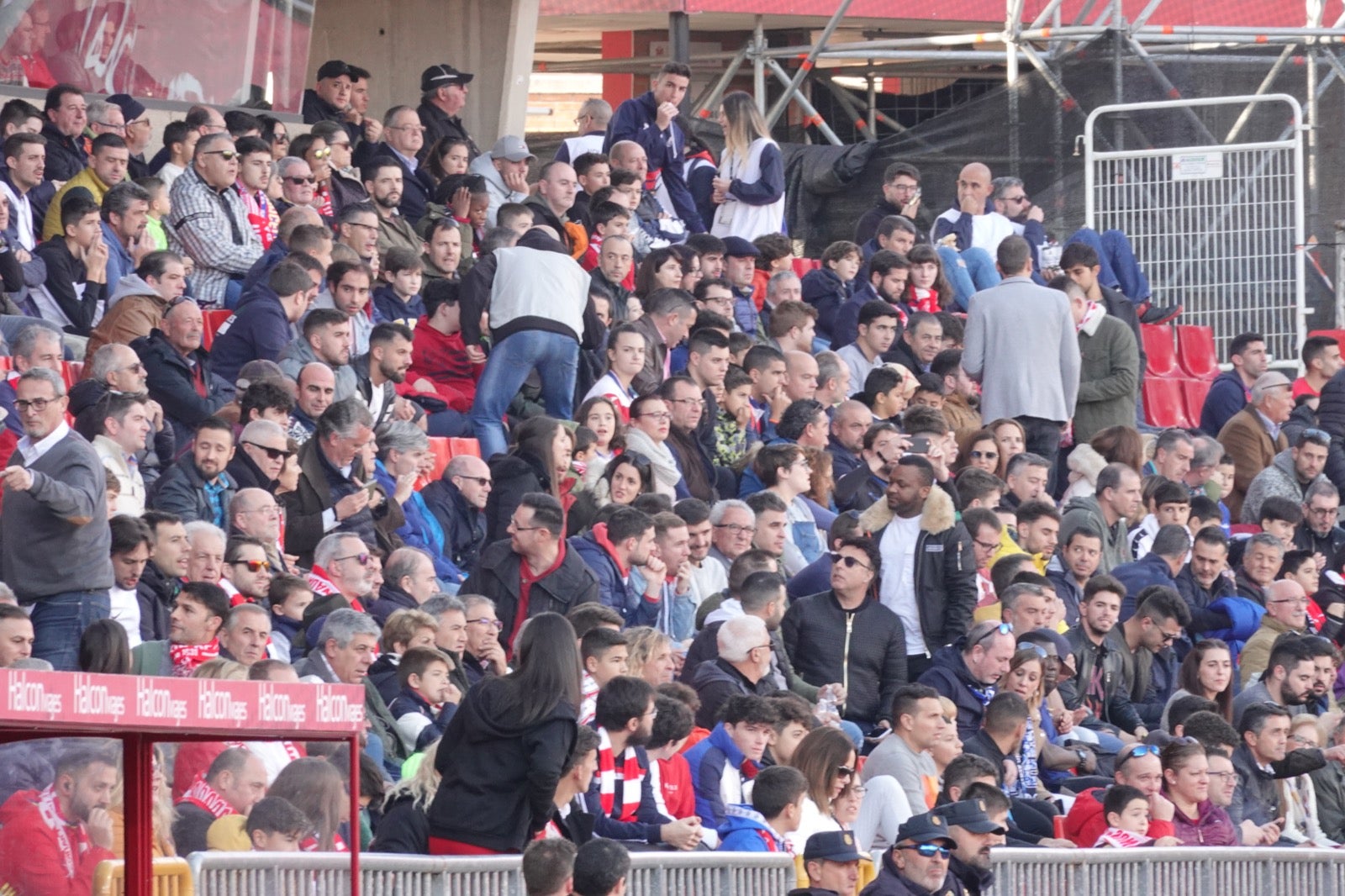 Echamos un vistazo a la grada para recopilar las mejores fotos de la afición. 