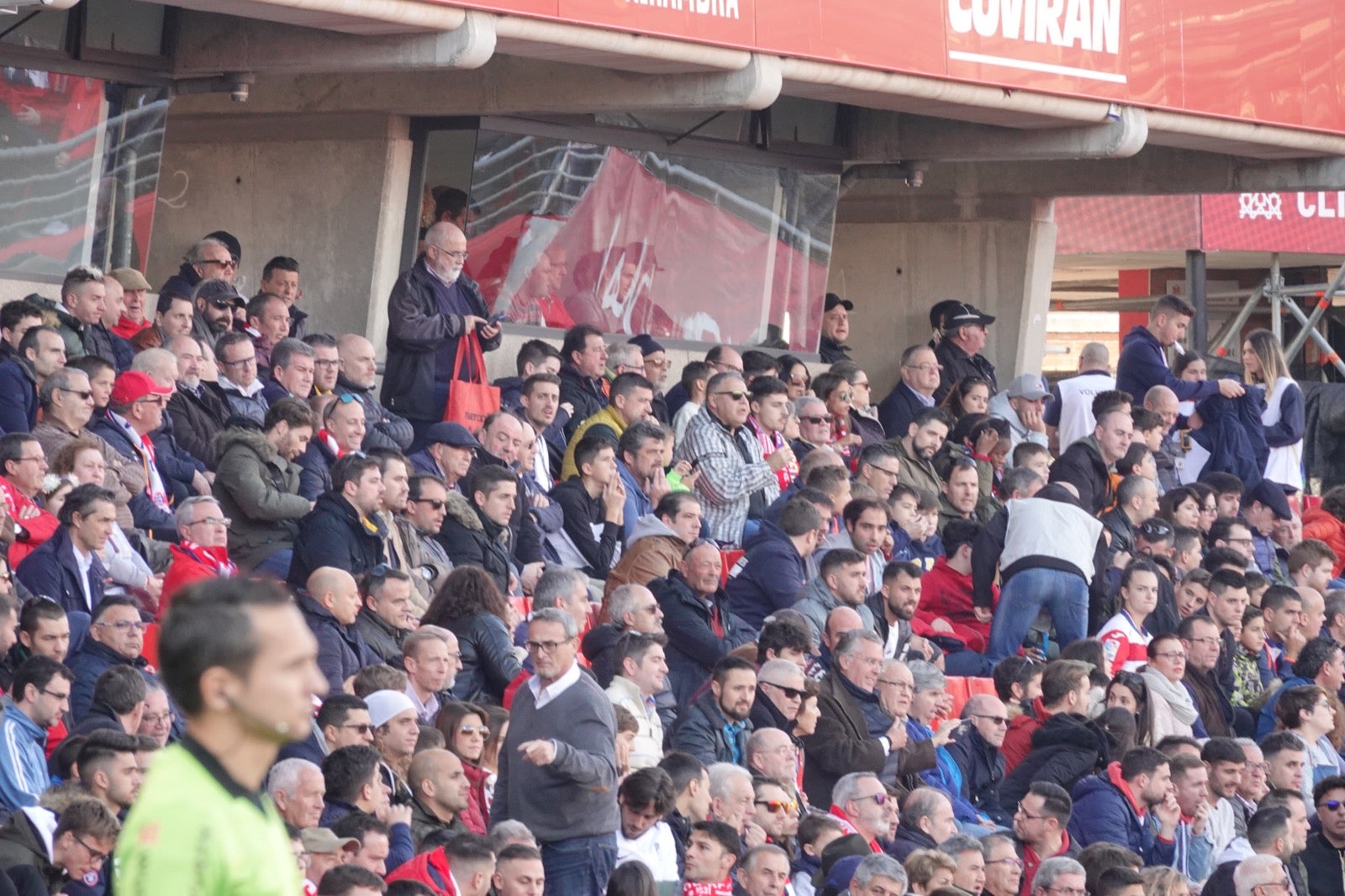 Echamos un vistazo a la grada para recopilar las mejores fotos de la afición. 