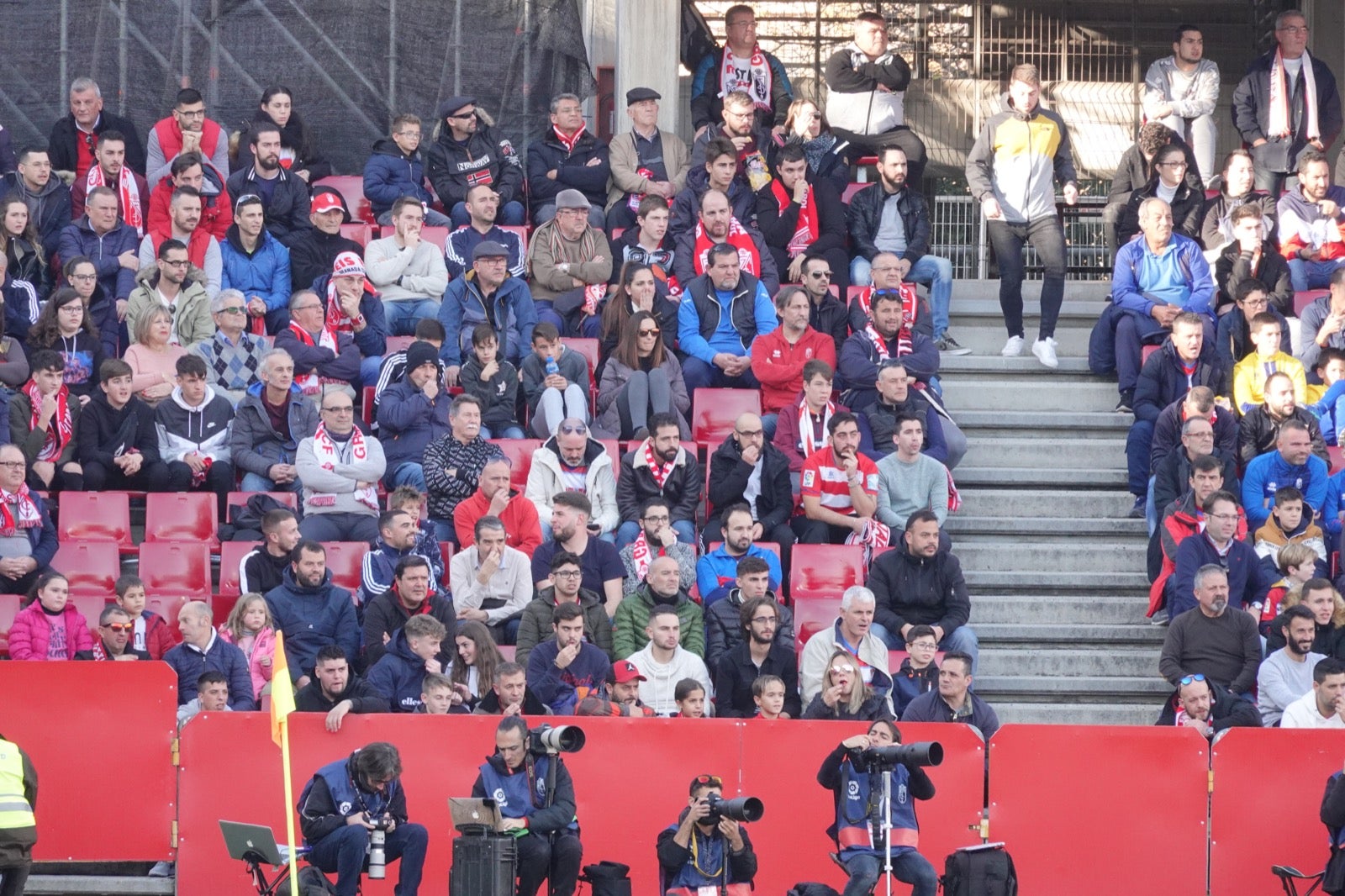 Echamos un vistazo a la grada para recopilar las mejores fotos de la afición. 