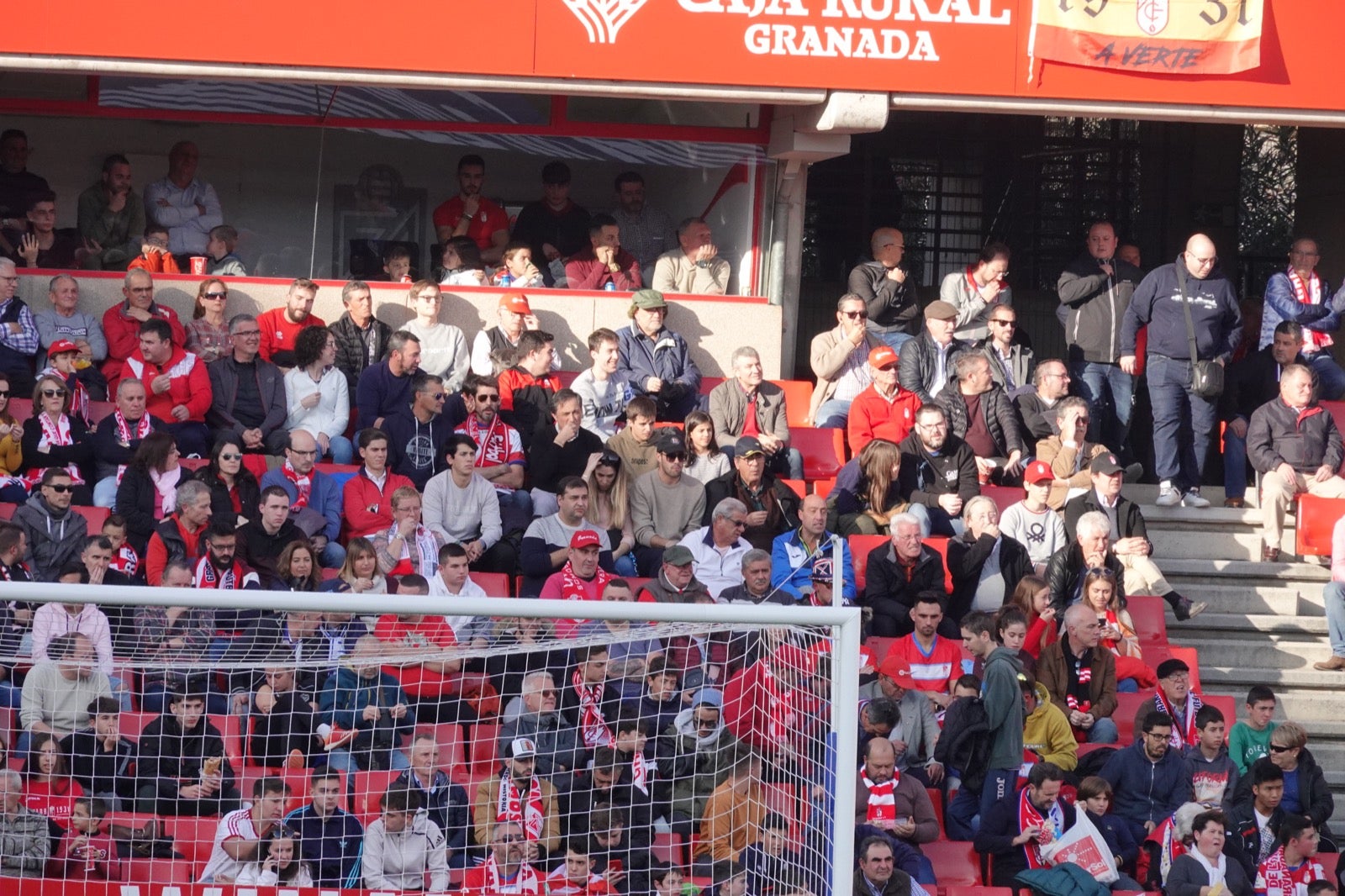 Echamos un vistazo a la grada para recopilar las mejores fotos de la afición. 