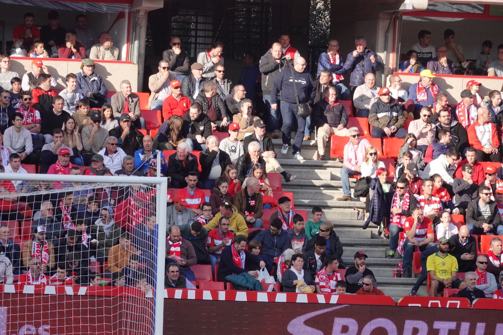 Echamos un vistazo a la grada para recopilar las mejores fotos de la afición. 