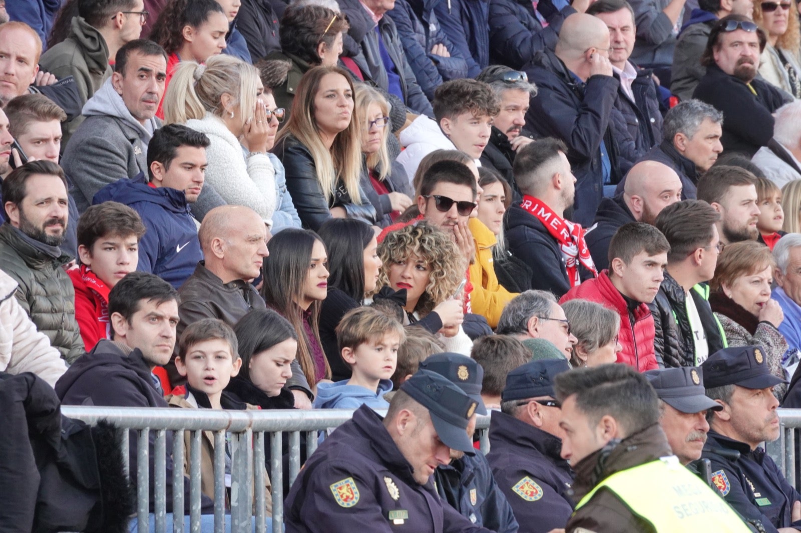 Echamos un vistazo a la grada para recopilar las mejores fotos de la afición. 