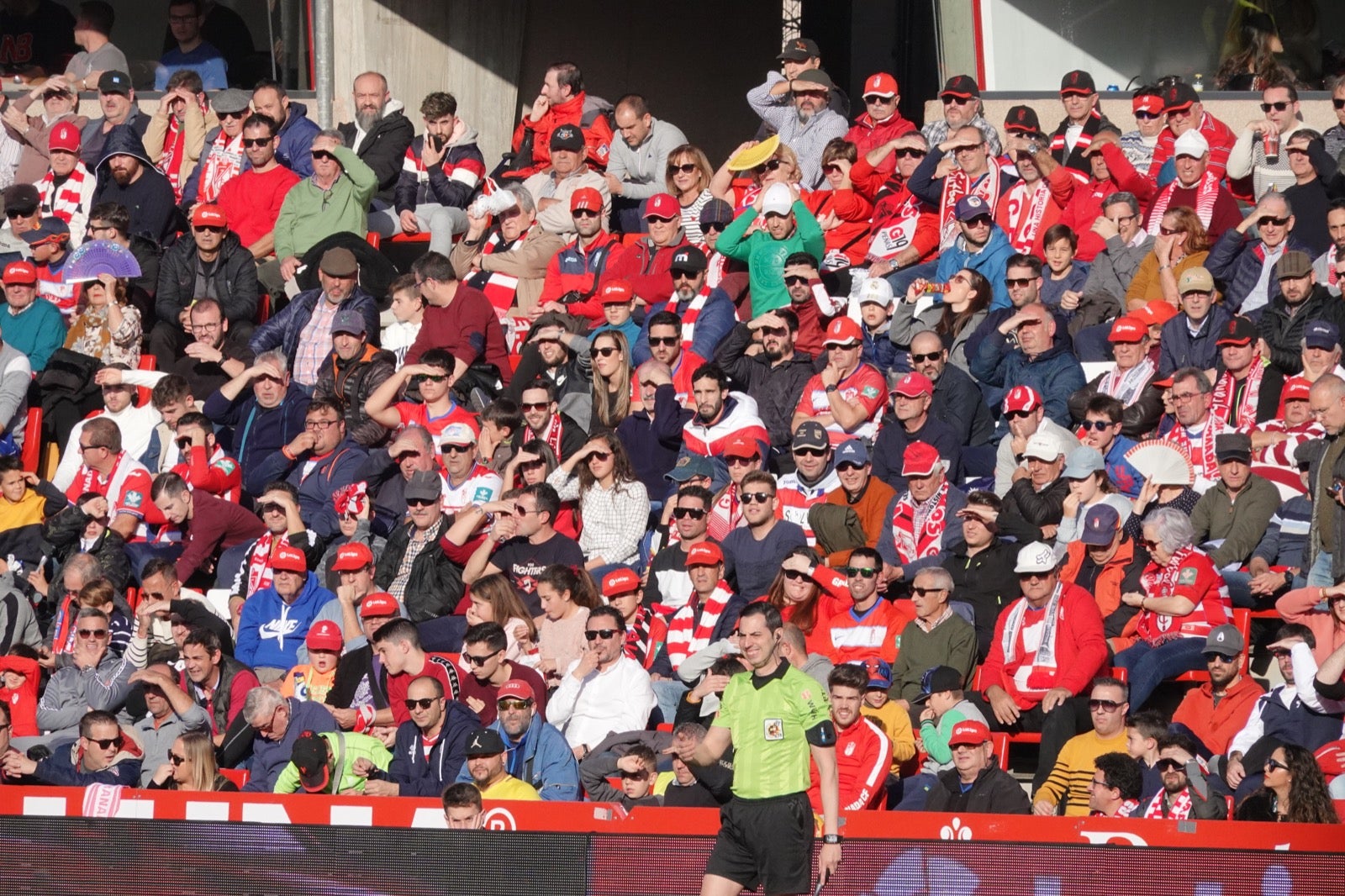 Echamos un vistazo a la grada para recopilar las mejores fotos de la afición. 