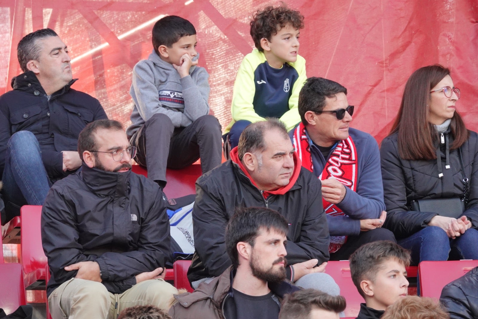 Echamos un vistazo a la grada para recopilar las mejores fotos de la afición. 