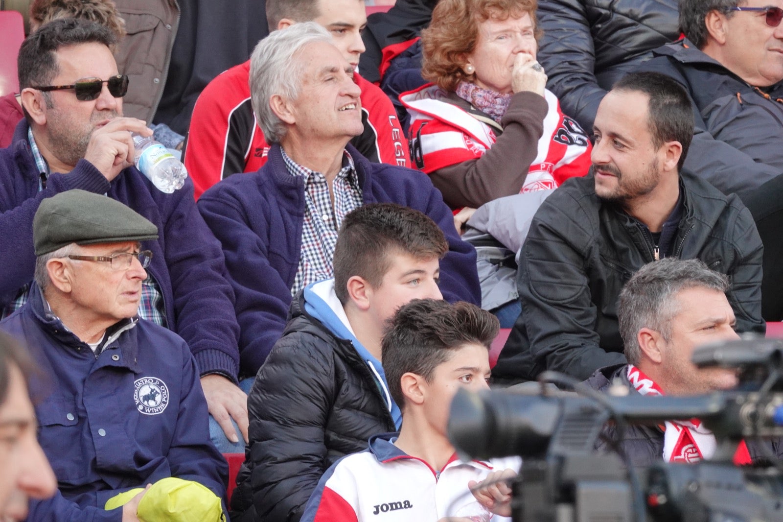 Echamos un vistazo a la grada para recopilar las mejores fotos de la afición. 